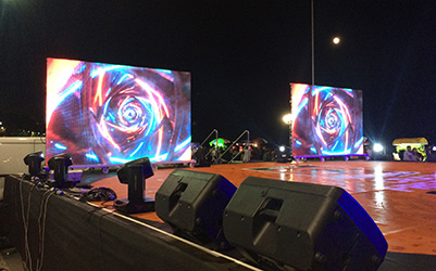 Maxischermo a led per esterno noleggiato per manifestazione musicale su palco