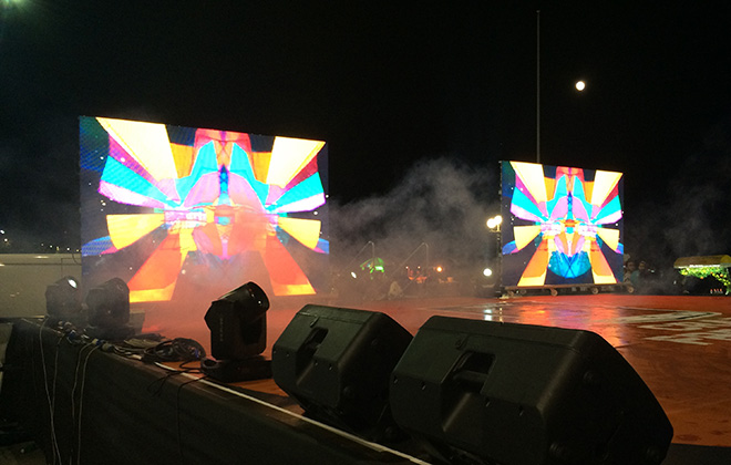 maxischermo a noleggio presso un concerto all'aperto con dj